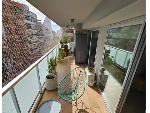DESTACADO E INMEJORABLE SEMIPISO DE 3 AMBIENTES AL FRENTE CON BALCON VISTA ABIERTA Y COCHERA CUBIERTA