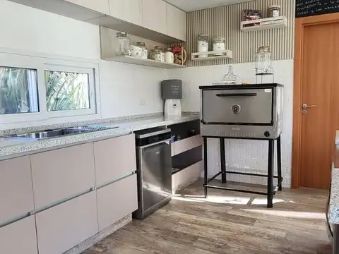 Casa 5 ambientes con 4 baños