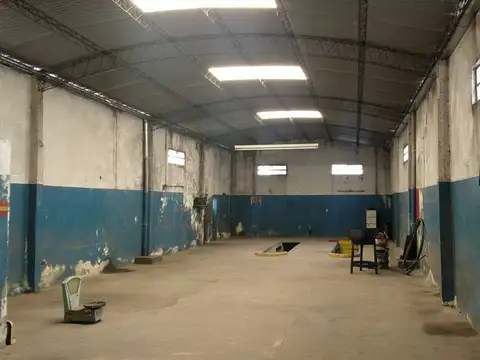 Galpon con oficina y 2 fosas apto taller mecanico