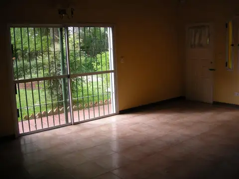 Excelente casa sobre calle Fiesta de la Flor casi Ruta 25