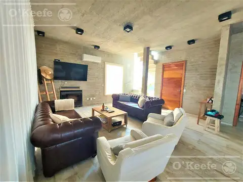 Impecable Casa en venta  de Cuatro Dormitorios con Piscina en Pueblos del Plata, Barrio Magallanes