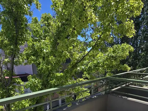 Hermoso Monoambiente con balcón al frente y cochera