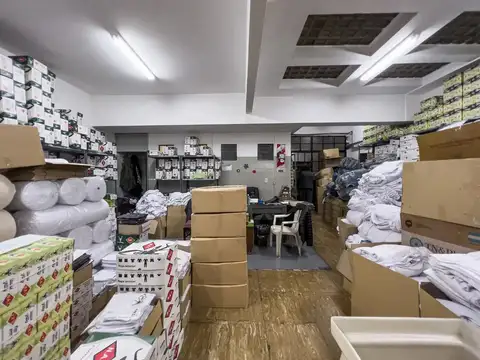 Excelente Deposito y Oficinas en Pleno Centro Comercial de W