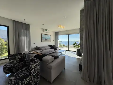 Casa 8 ambientes con 4 baños