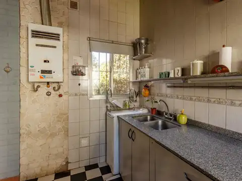 Casa de pasillo único en venta de 3 dormitorios con jardín y parrillero. Acepta permuta