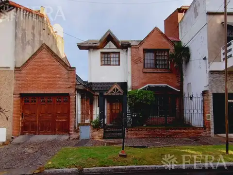 Venta de casa 4 ambientes con cochera y patio en Bernal