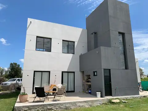 Casa 4 ambientes con 4 baños