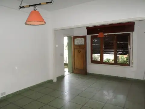 Casa 6 ambientes con 2 baños