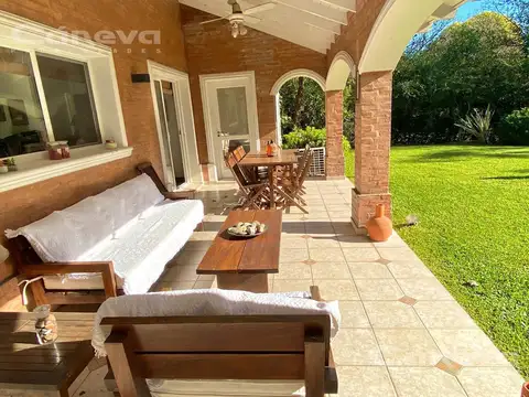 Casa 6 ambientes con 4 baños