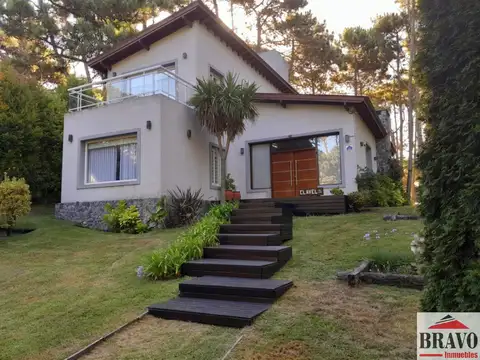 Casa en venta 4 ambientes c/ cochera en Mar de las Pampas