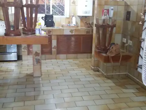 Casa 6 ambientes con 2 baños