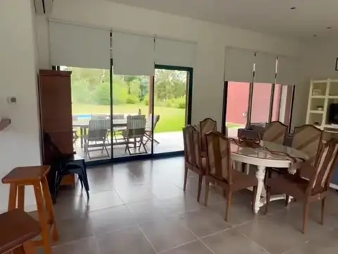 Casa en Alquiler con 2 cocheras