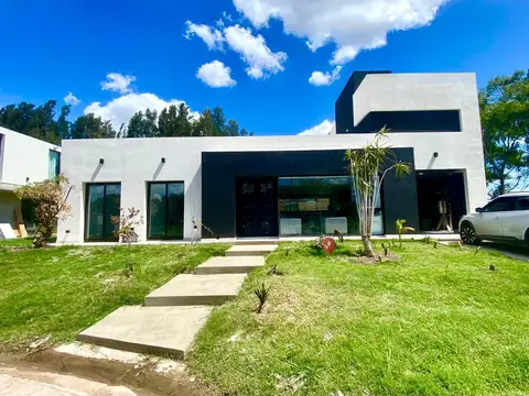 Casa en venta de 4 ambientes  Lares de Canning con piscina