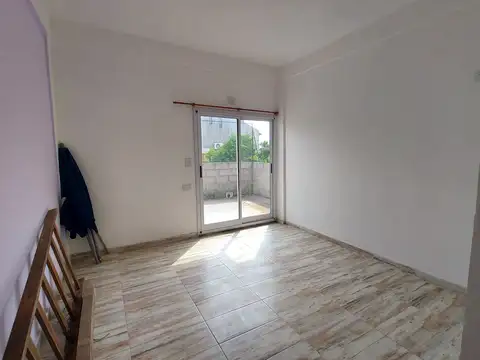 Depto Tipo Casa en Alquiler en Moron, $ 320.000