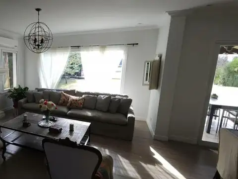 Casa 6 ambientes con 2 baños