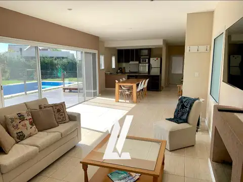 Casa en Venta en El Cantón - Barrio Golf, USD 240.000