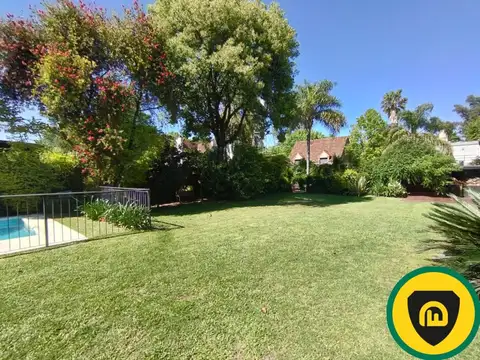 Casa en VENTA en BARRIO CON PORTON Bella Vista