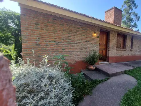 Casa 8 ambientes con 2 baños