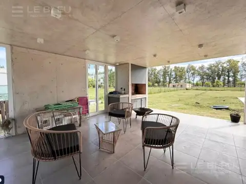 Magnífica Casa con Parque y Piscina en Plaza Brandsen – ¡Imperdible!