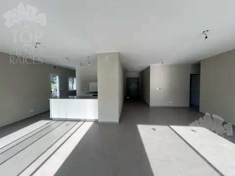 Casa en Venta con 4 cocheras