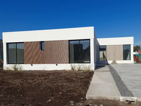 HERMOSA CASA EN UNA PLANTA EN CLUB DE CAMPO HORIZONTES AL SUR-CORREDOR VERDE CANNING SAN VICENTE