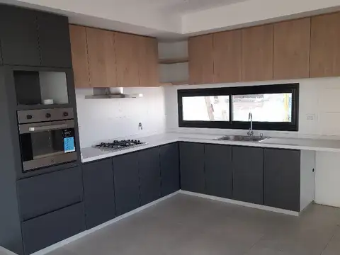 Casa 4 ambientes con 4 baños