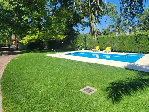 Casa 4 Ambientes c/ Garaje y pileta 220 m² Cub. en lote 931 m² - Barrio Juan Grande - Laferrere