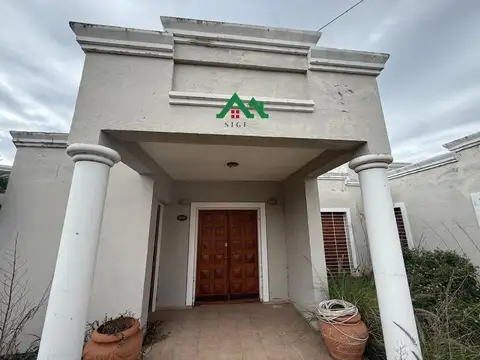 Casa en venta en Urca desocupada – 3 dormitorios, gran terreno y 4 cocheras | A refaccionar – Acepta vehículos