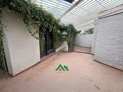 Casa en venta en Urca desocupada – 3 dormitorios, gran terreno y 4 cocheras | A refaccionar