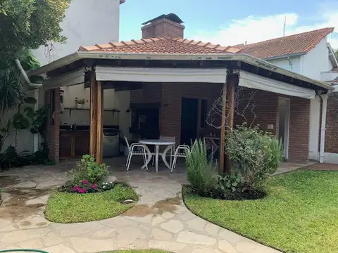 Casa 10 ambientes con 4 baños