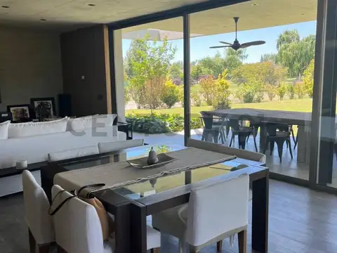 Casa en Venta con 2 cocheras