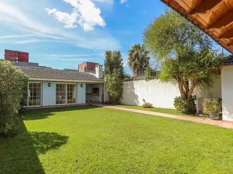 CASA EN VENTA EN MONTE GRANDE CON JARDIN Y QUINCHO