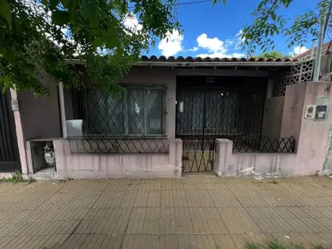 VENTA CASA  CON COCHERA Y PATIO EN QUILMES