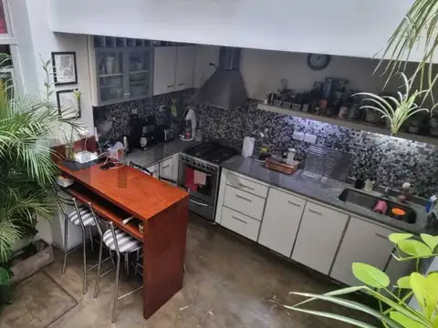 24 de Noviembre 1300, Piso 0