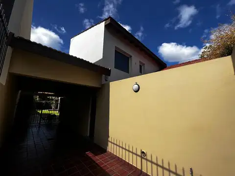 Casa 8 ambientes con 2 baños