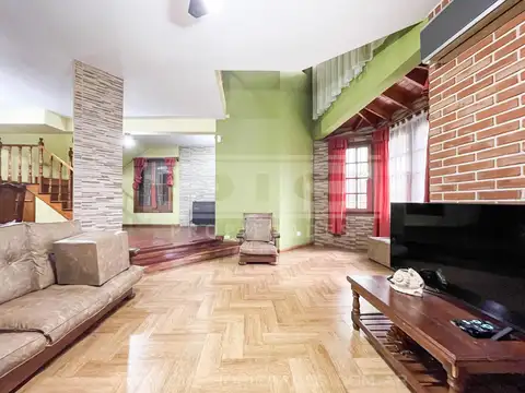 Casa en Venta con 2 cocheras