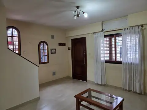 Casa 4 ambientes con patio y galería