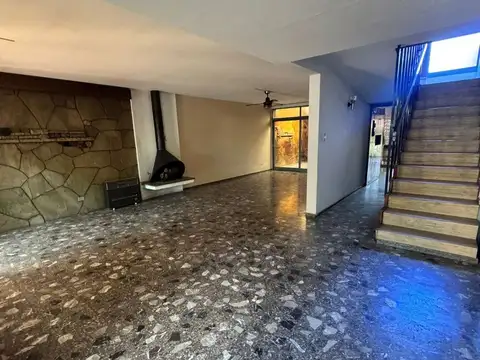 Casa 8 ambientes con 4 baños