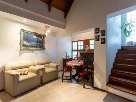 Casa 9 ambientes con 2 baños