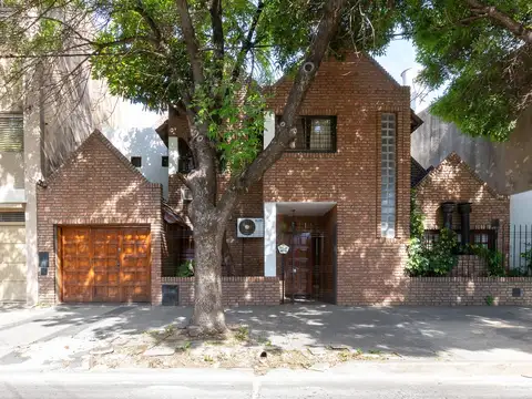 VENTA - CASA DE DOS PLANTAS Y CUATRO DORMITORIOS - BARRIO GRAL JOSE DE SAN MARTIN