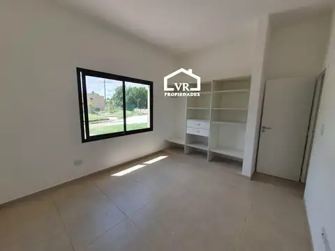 Casa 4 ambientes con 2 baños