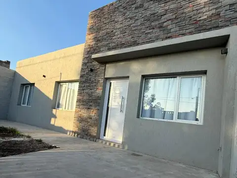 Casa 4 ambientes con 2 baños