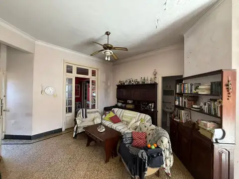 Casa 7 ambientes con 2 baños