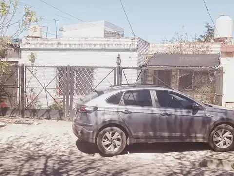 VENDO CASA 6 AMBIENTES MAS 2 DEPARTAMENTOS DE 2 AMBIENTES