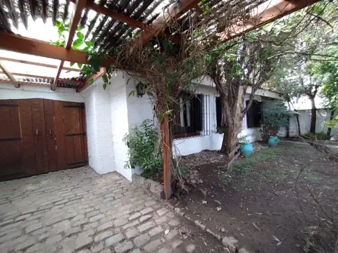 HERMOSA CASA EN VENTA EN EXCELENTE BARRIO DE ADROGUE