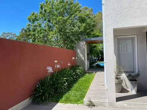 Casa en Alquiler con 2 cocheras