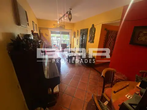 DEPARTAMENTO 4 AMBIENTES CON ESPACIO GUARDACOCHE Y BALCÓN CORRIDO