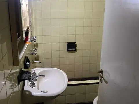 CASA CON LOCAL COMERCIAL Y DEPOSITO