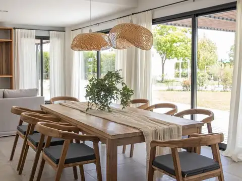 Casa 5 ambientes con 4 baños