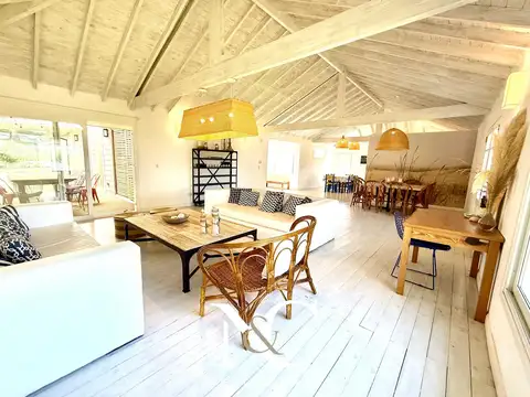 Casa 6 ambientes con 5 baños